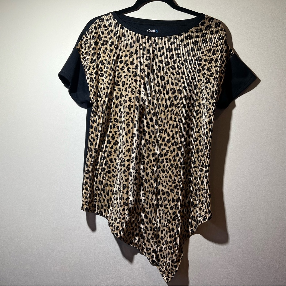 Croft & Barrow animal print short sleeve‎ top women’s M asymmetrical cut pleated